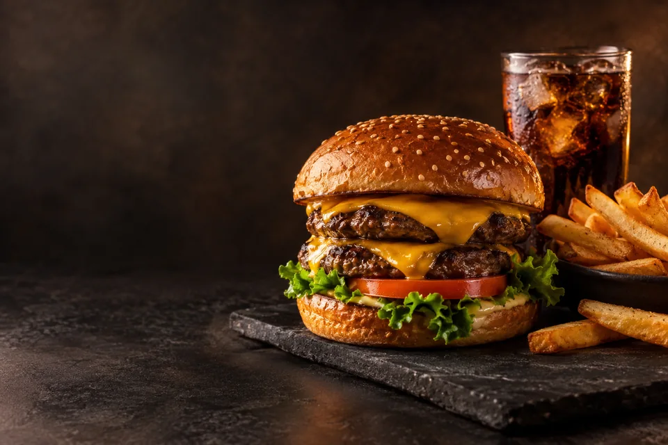 Hamburguesa doble con queso, papas y gaseosa